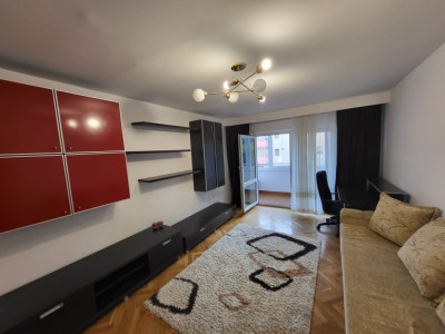 Apartament 3 camere  decomandat ,de inchiriat.