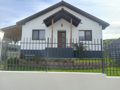 Casă individuală | 3 camere, 2 băi, garaj | Sanicoara