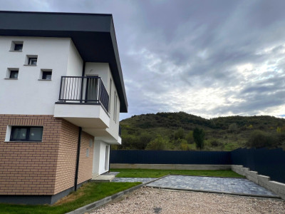 Casă de vânzare |5 camere| grădină 250mp, 2 parcări | Florești, zona Terra