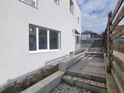 Spațiu comercial modern de vânzare | 13 încăperi | 700 mp teren liber | Iris