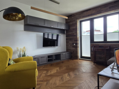 Apartament de închiriat | 4 camere, 2 băi | Central, zona UMF